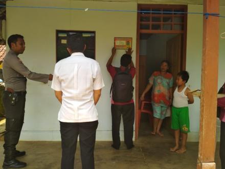 PEMASANGAN STICKER KELUARGA PRA SEJAHTERA PENERIMA BANTUAN SOSIAL